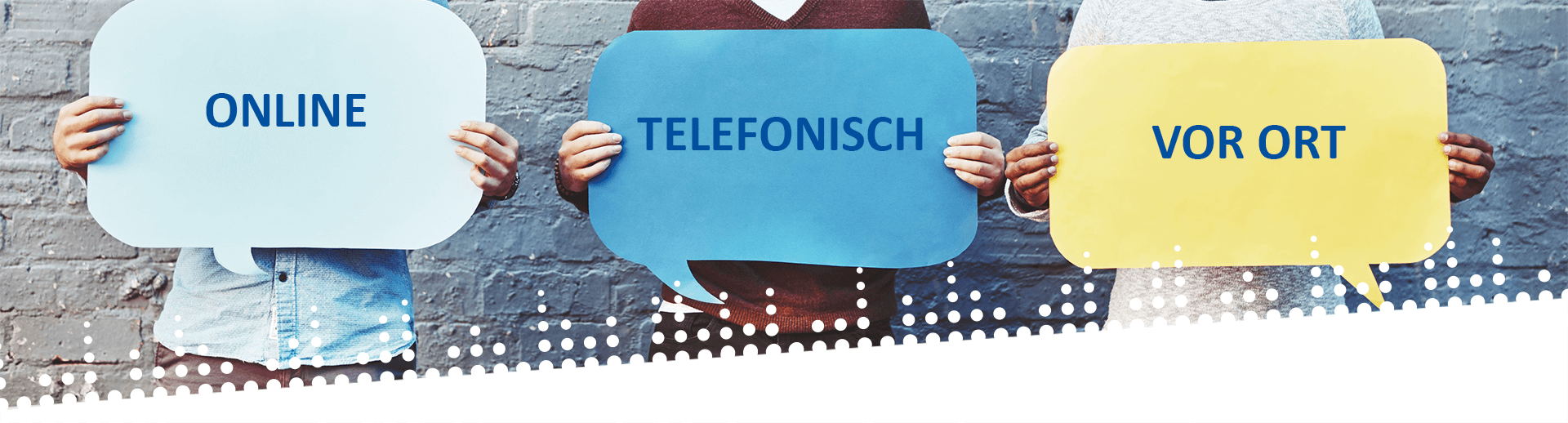 Drei Personen, welche die Schilder Online, Telefonisch und Vor Ort hochhalten