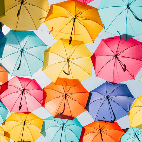 Bunte Regenschirme